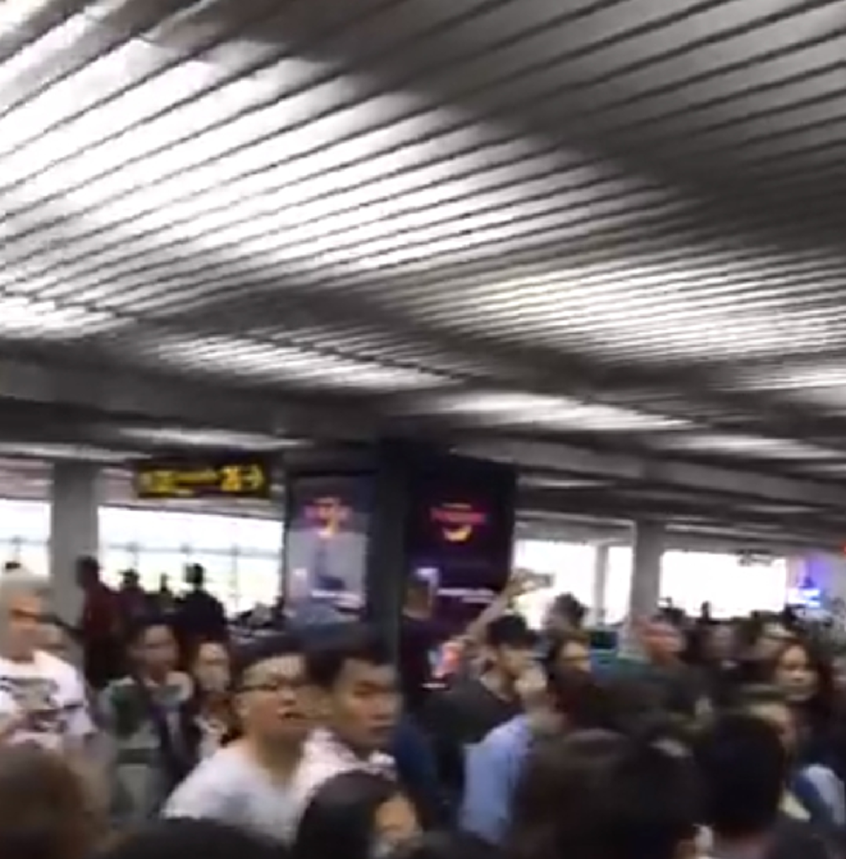 วุ่นทั้งสนามบิน!!!  "สายการบินดัง" ปล่อยเครื่องดีเลย์นาน เกือบ 24 ชม. ผู้โดยสารโวยลั่น ก่อนรู้สาเหตุทำผิดหวังแบบสุดๆ!!! (มีคลิป)