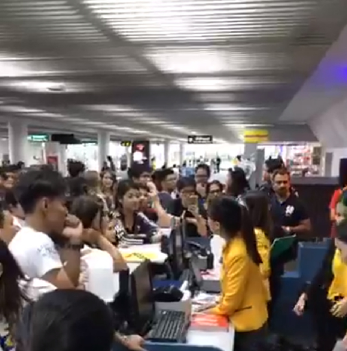 วุ่นทั้งสนามบิน!!!  "สายการบินดัง" ปล่อยเครื่องดีเลย์นาน เกือบ 24 ชม. ผู้โดยสารโวยลั่น ก่อนรู้สาเหตุทำผิดหวังแบบสุดๆ!!! (มีคลิป)