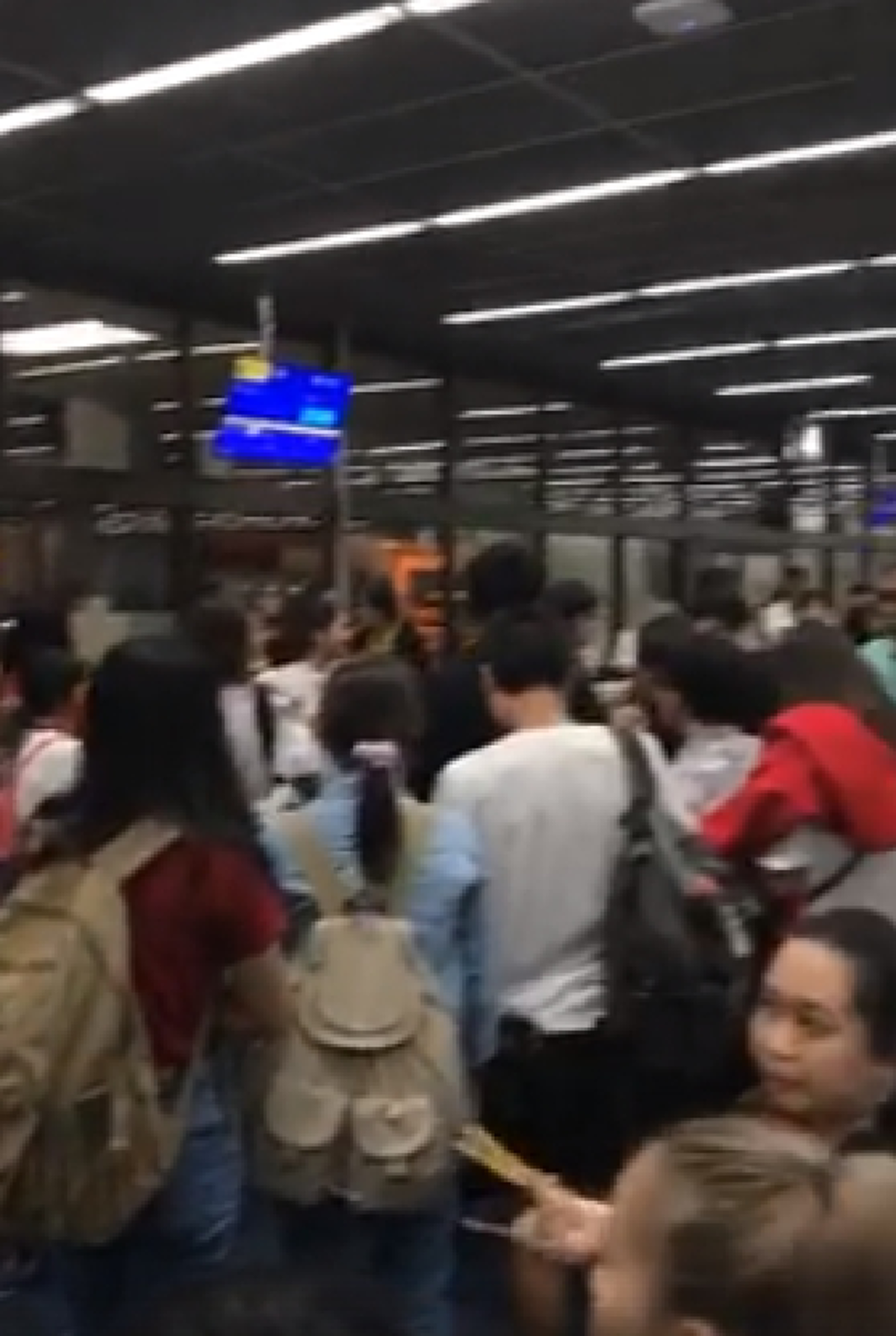 วุ่นทั้งสนามบิน!!!  "สายการบินดัง" ปล่อยเครื่องดีเลย์นาน เกือบ 24 ชม. ผู้โดยสารโวยลั่น ก่อนรู้สาเหตุทำผิดหวังแบบสุดๆ!!! (มีคลิป)