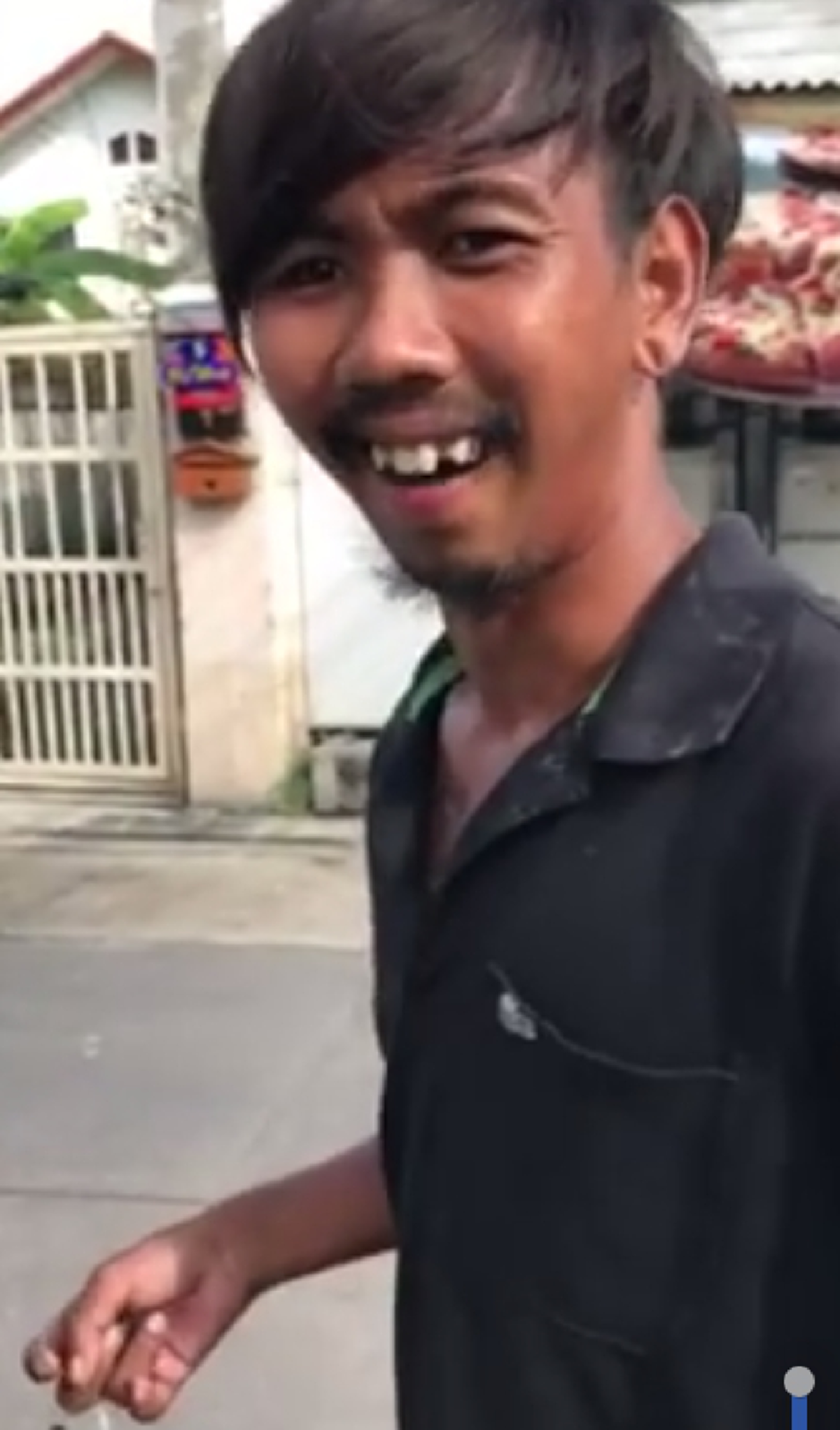 "จน หรือ พิการ ก็คือเพื่อน"หนุ่มโพสต์ คลิปสุดเศร้า หลังเจอเพื่อนสมัยเด็กๆ เดินเข็นรถเก็บของเก่า แถมพิการชีวิตสุดลำบากแต่ก็ไม่เคยขอใครกิน!!