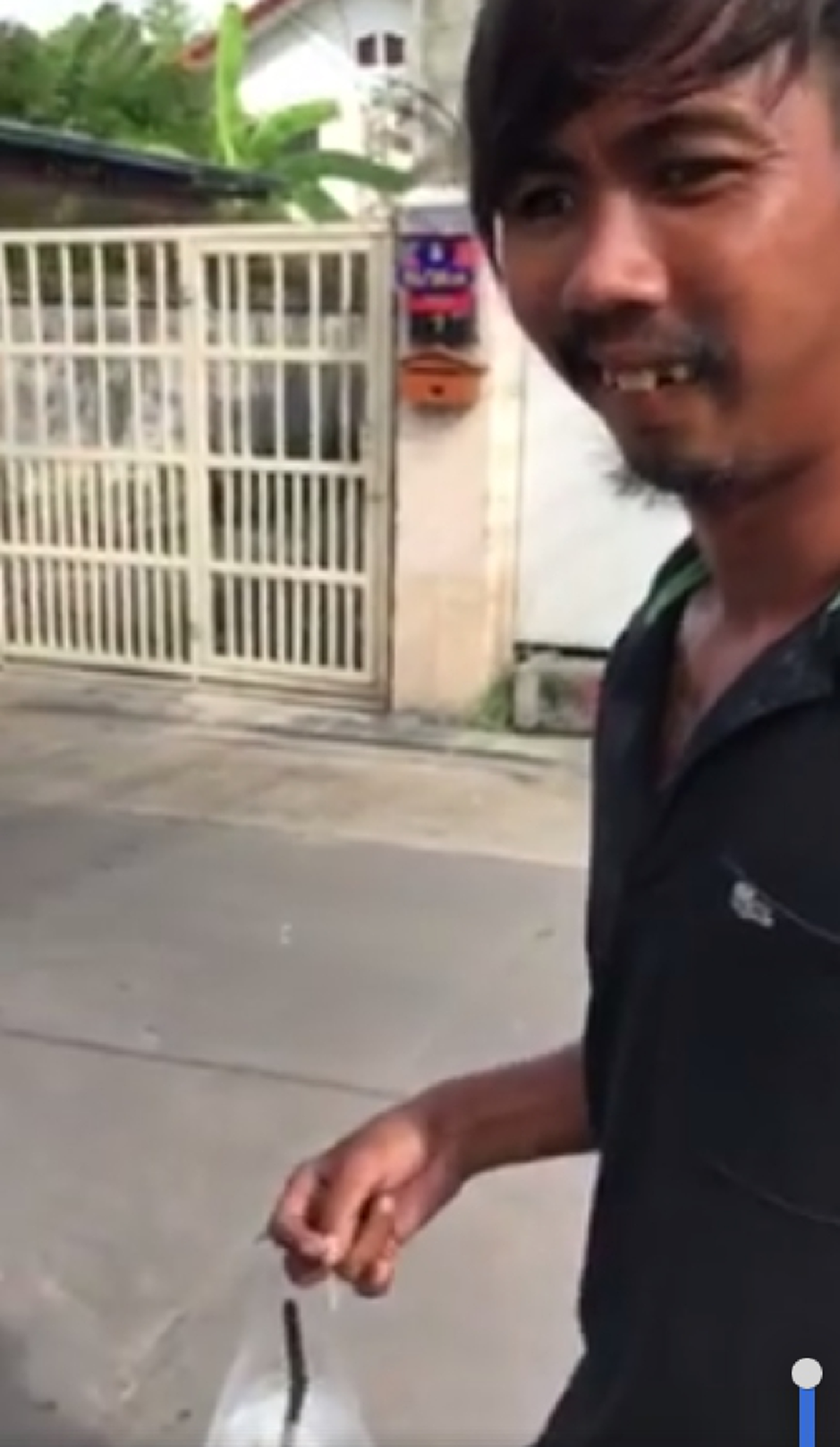 "จน หรือ พิการ ก็คือเพื่อน"หนุ่มโพสต์ คลิปสุดเศร้า หลังเจอเพื่อนสมัยเด็กๆ เดินเข็นรถเก็บของเก่า แถมพิการชีวิตสุดลำบากแต่ก็ไม่เคยขอใครกิน!!