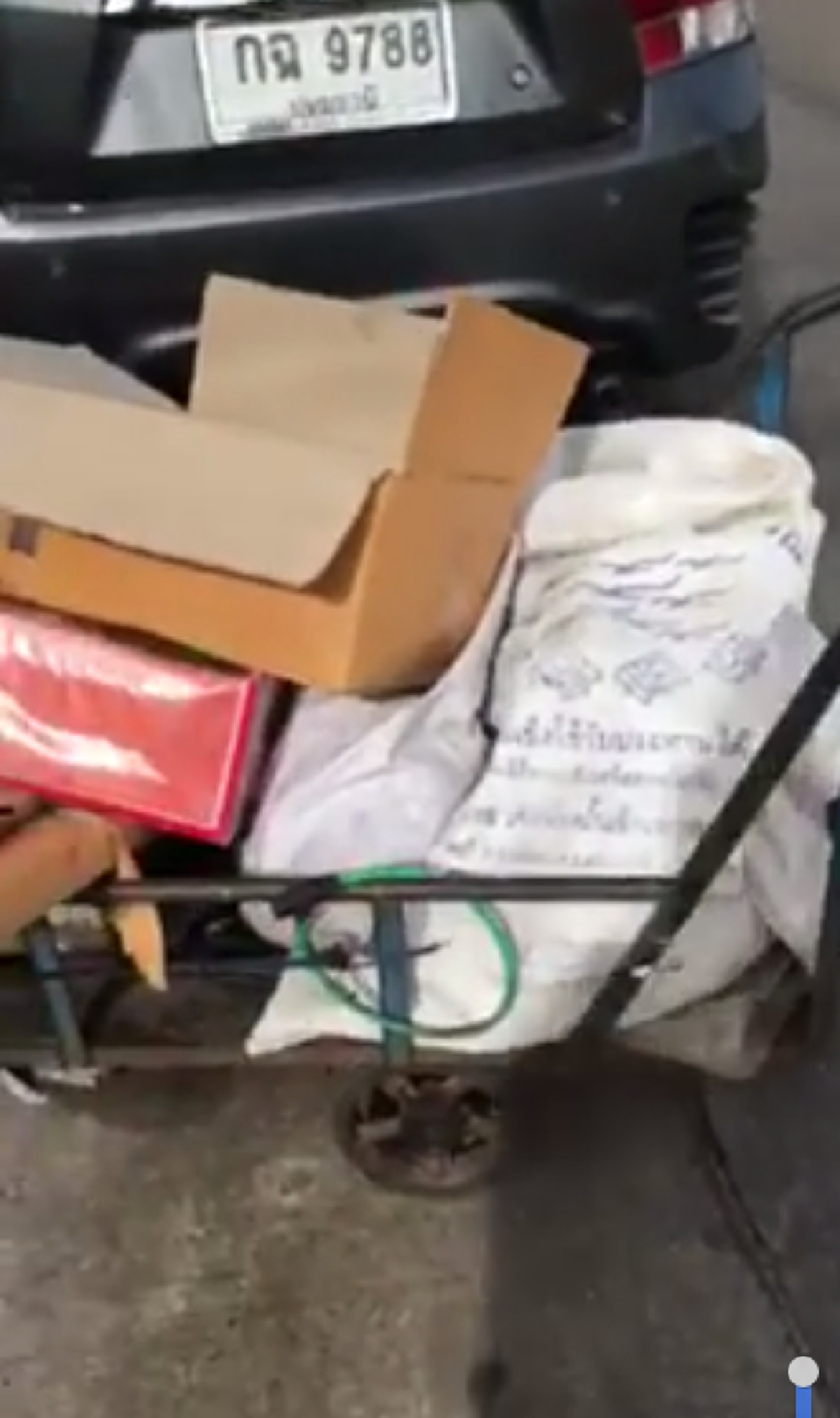 "จน หรือ พิการ ก็คือเพื่อน"หนุ่มโพสต์ คลิปสุดเศร้า หลังเจอเพื่อนสมัยเด็กๆ เดินเข็นรถเก็บของเก่า แถมพิการชีวิตสุดลำบากแต่ก็ไม่เคยขอใครกิน!!