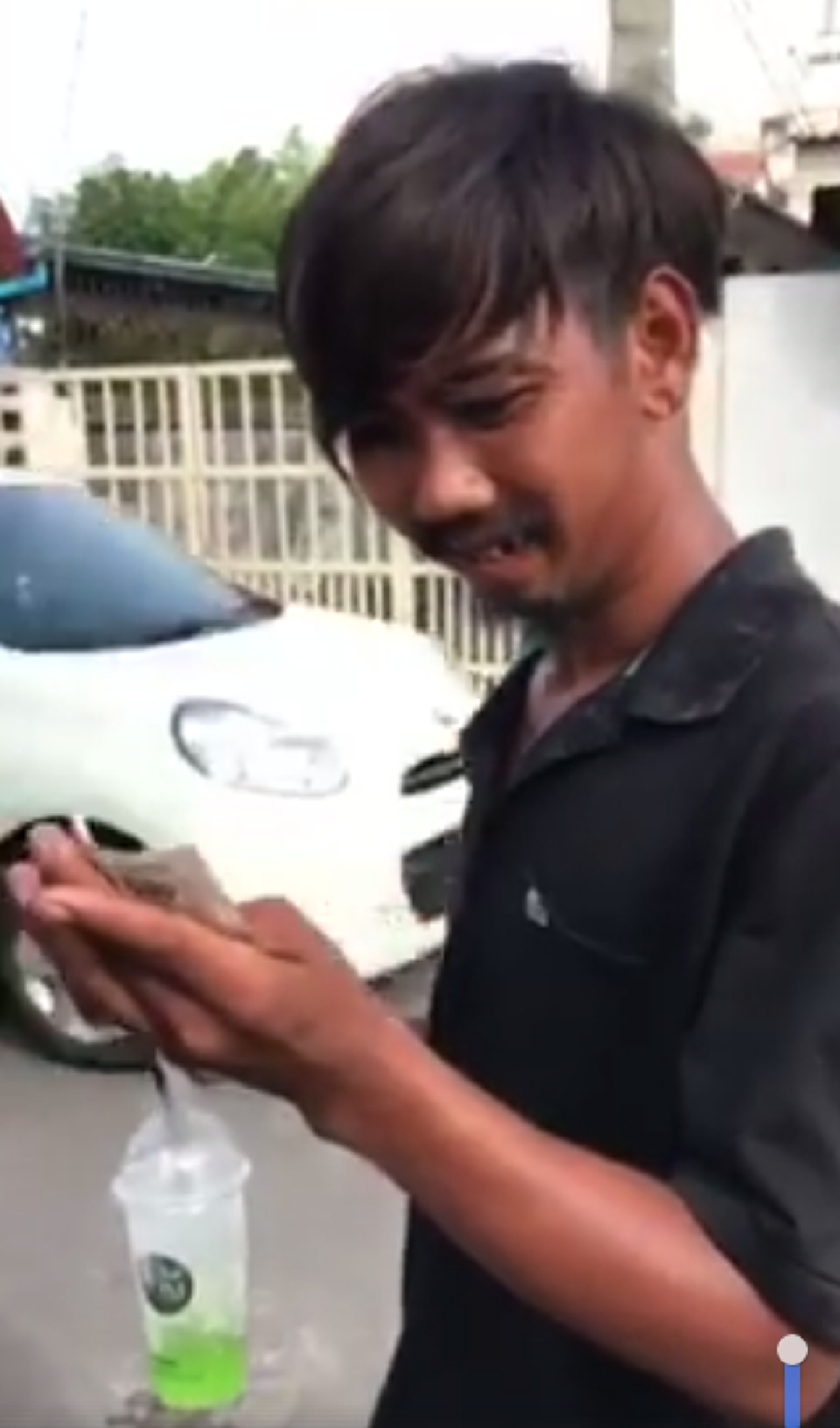 "จน หรือ พิการ ก็คือเพื่อน"หนุ่มโพสต์ คลิปสุดเศร้า หลังเจอเพื่อนสมัยเด็กๆ เดินเข็นรถเก็บของเก่า แถมพิการชีวิตสุดลำบากแต่ก็ไม่เคยขอใครกิน!!