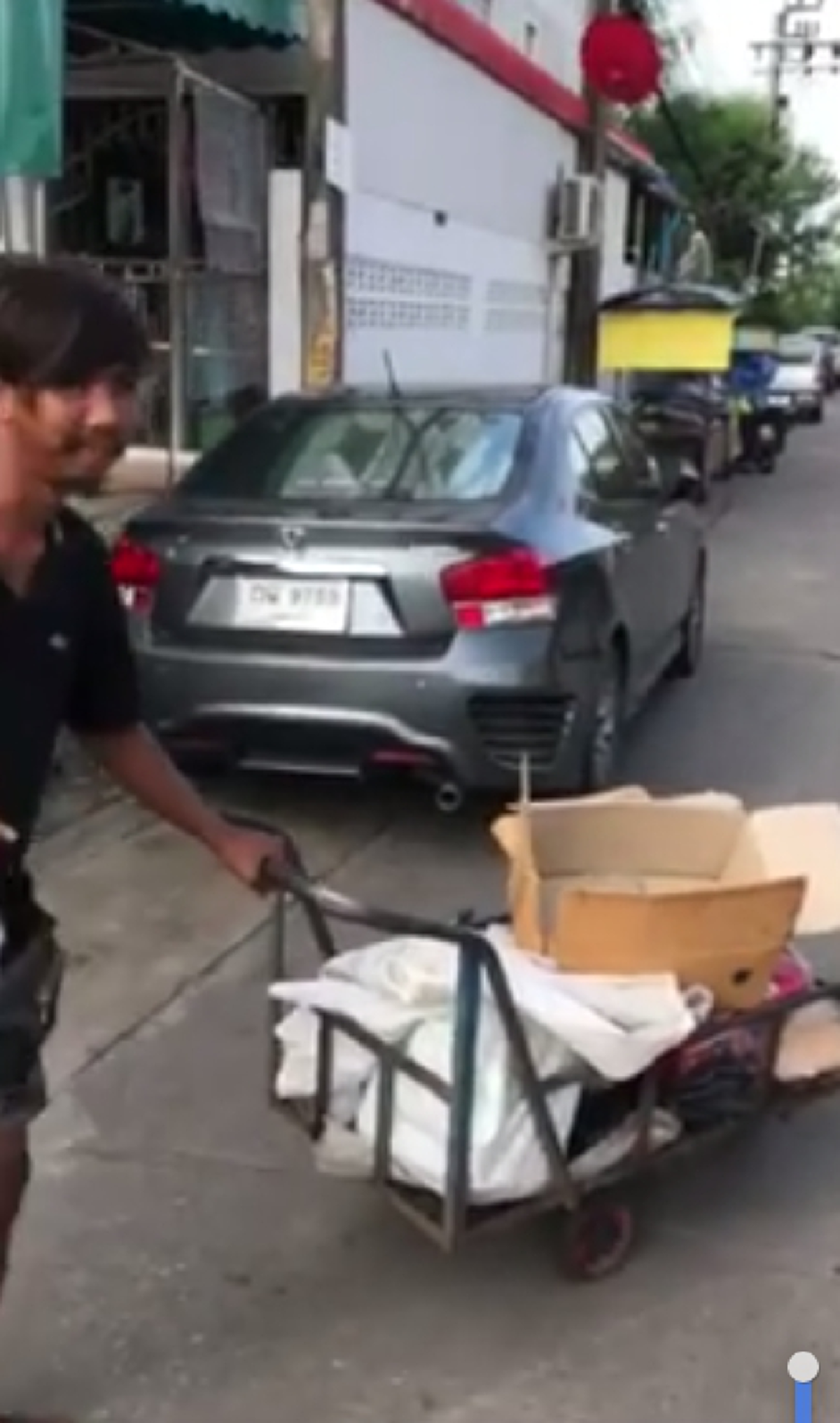 "จน หรือ พิการ ก็คือเพื่อน"หนุ่มโพสต์ คลิปสุดเศร้า หลังเจอเพื่อนสมัยเด็กๆ เดินเข็นรถเก็บของเก่า แถมพิการชีวิตสุดลำบากแต่ก็ไม่เคยขอใครกิน!!