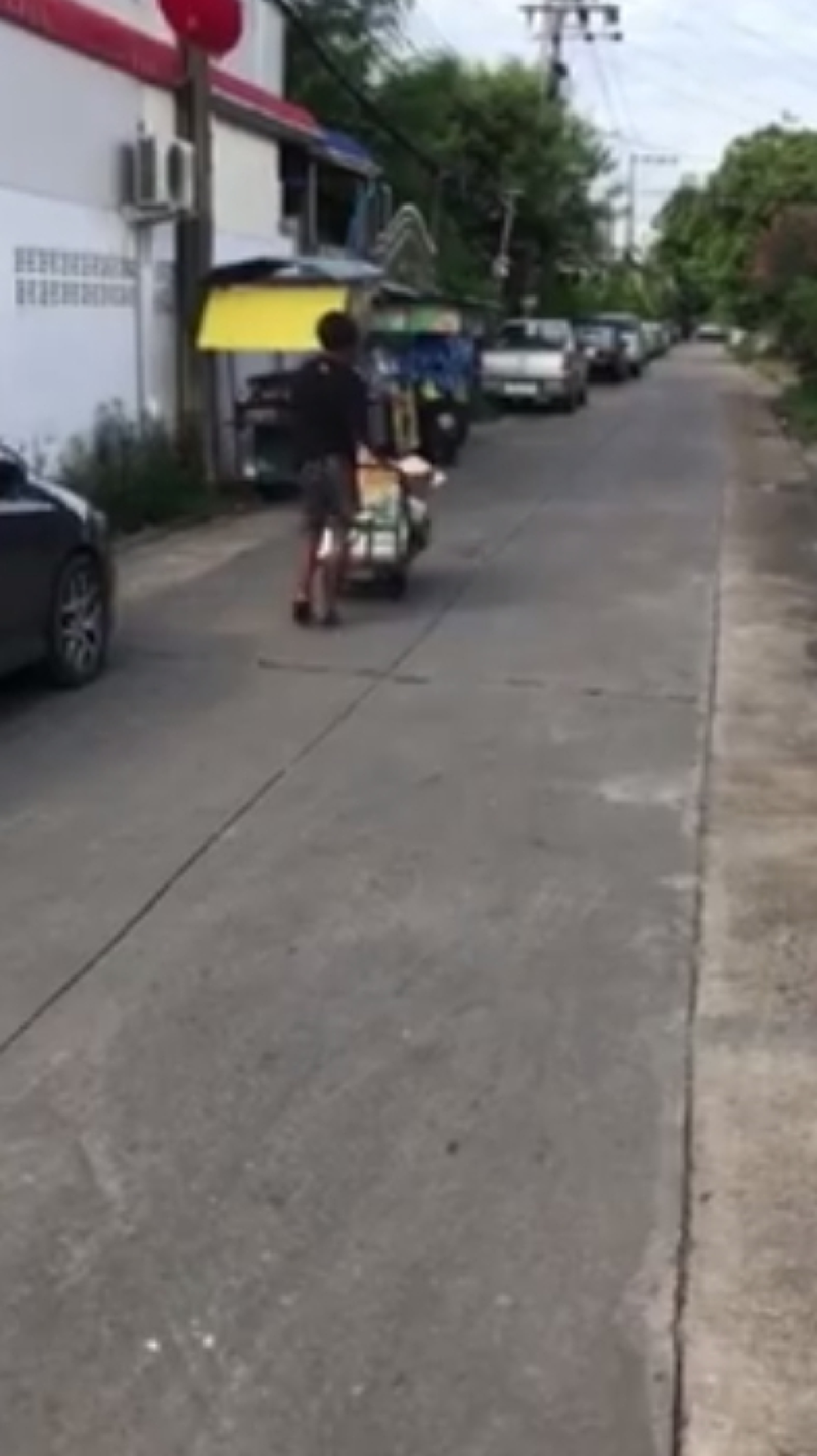 "จน หรือ พิการ ก็คือเพื่อน"หนุ่มโพสต์ คลิปสุดเศร้า หลังเจอเพื่อนสมัยเด็กๆ เดินเข็นรถเก็บของเก่า แถมพิการชีวิตสุดลำบากแต่ก็ไม่เคยขอใครกิน!!