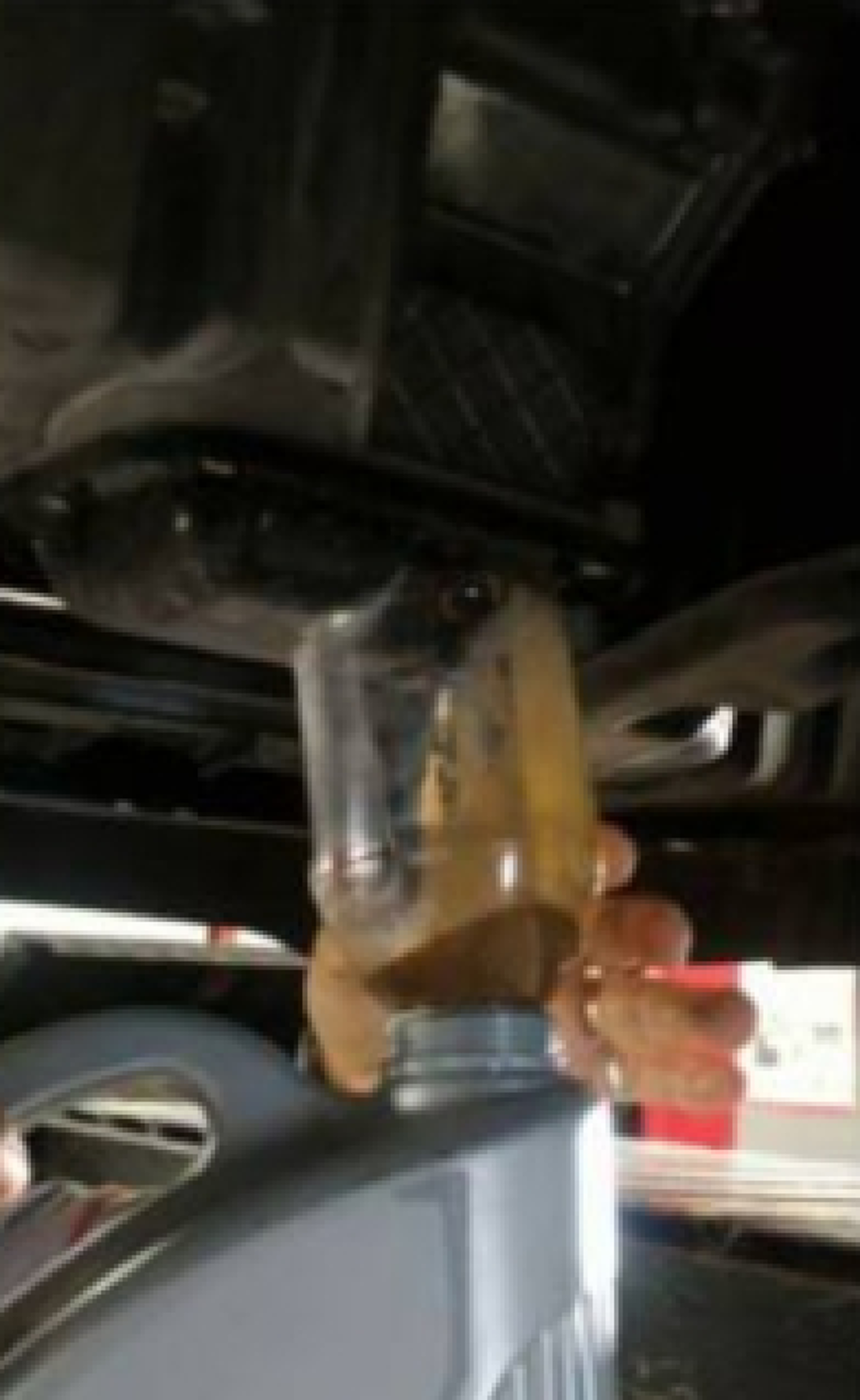 ช่วยผมด้วยครับ!! ทุกข์คนซื้อรถป้ายแดงแท้ๆ เจอสารพัดปัญหาเข้าเช็คศูนย์จนช่างถึงอ่อนใจไม่กล้าขับทดสอบ เพราะสภาพมันระดับย้อมแมวขาย ?? (คลิป)