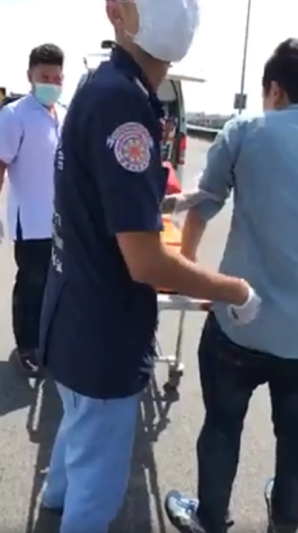 ระทึก! เก๋งจอดแช่ข้างทาง กู้ภัยเจอ 3 พ่อแม่ลูก นอนหมดสติคารถ แม่อาการหนักน้ำลายฟูมปาก