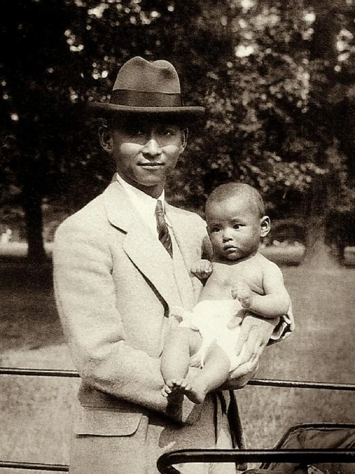 น้อยคนนักที่จะรู้!! พระนามแรกประสูติ ของ "ในหลวงรัชกาลที่ 9" และความเป็นมาแต่ละพระนาม