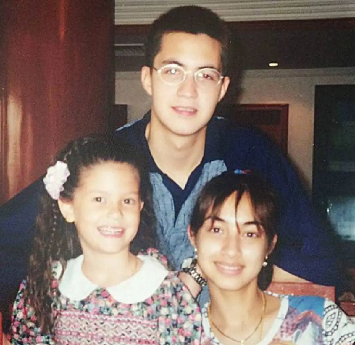 เขาเป็นใครนะคะ!? "แคท" โพสต์ภาพร่วม "มารีญา" ตอนเด็ก! แต่ชาวเน็ตหลุดโฟกัส!? จ้องหนุ่มหล่อที่อยู่ข้างๆ หล่อบาดใจพระเอกยังอาย!! (ภาพ)