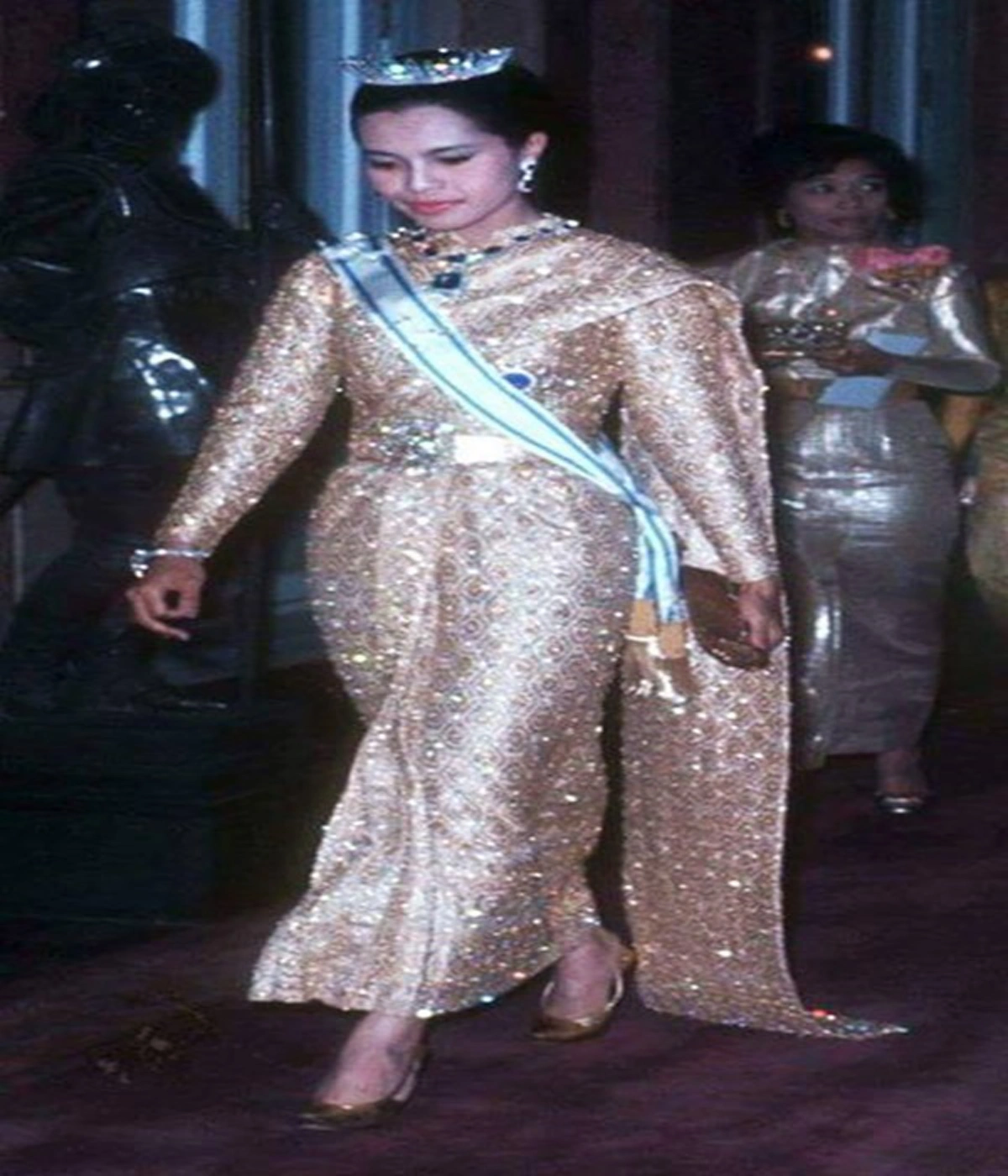 เป็นบุญตาที่ได้ชม!!! เปิด 21 ฉลองพระองค์ ของ "สมเด็จพระราชินีฯ" สวยงดงาม จนต่างชาติยกให้เป็นสตรีที่แต่งพระองค์งามที่สุดในโลก