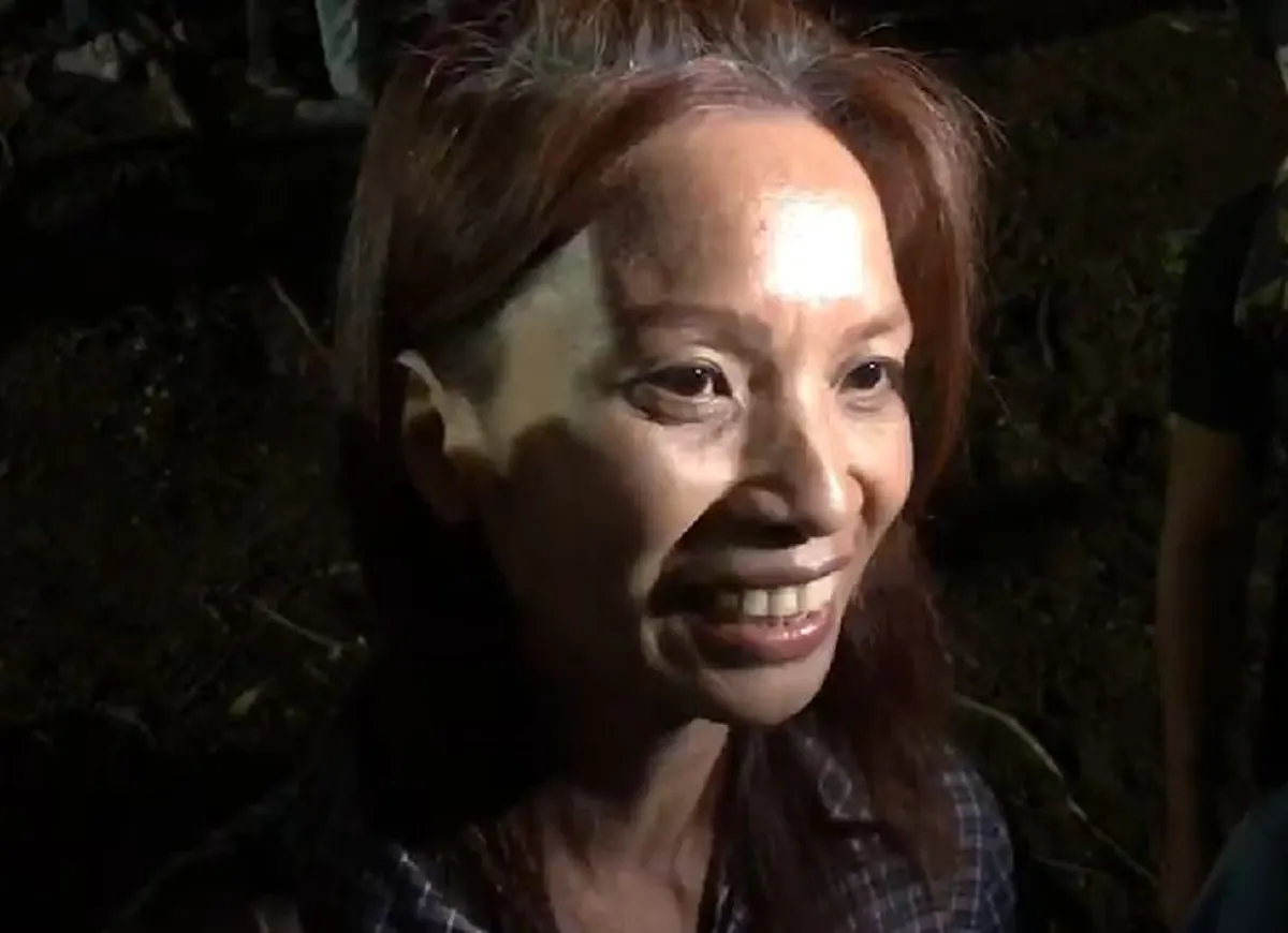 รออย่างมีความหวัง!! “ครูน้องไตตั้น” เฝ้าหน้าถ้ำหลวง เล่าบุคลิกน้องอยู่โรงเรียนชอบเล่นกีฬา พาหมูป่ากลับบ้าน (มีคลิป)