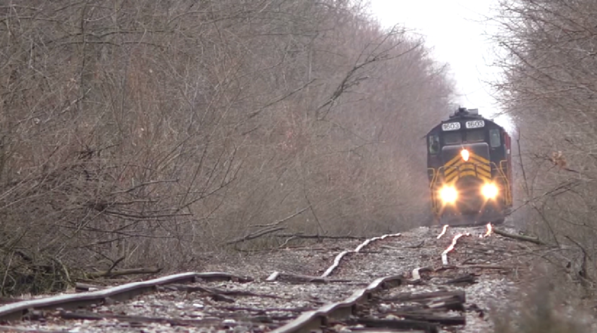 นับถือในความใจกล้าของคนขับ!! นี่รางรถไฟแห่งหนึ่งในสหรัฐฯ ที่ไม่ได้มีการปรับปรุงมากว่า 50 ปี จะน่ากลัวขนาดไหน (ชมคลิป)