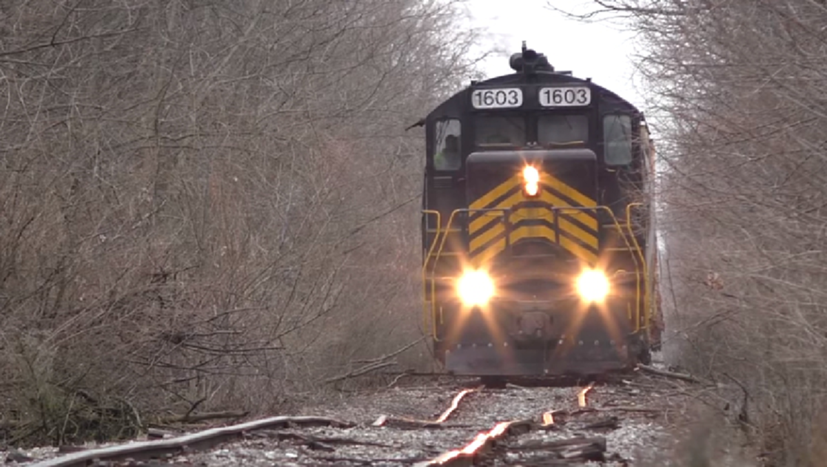 นับถือในความใจกล้าของคนขับ!! นี่รางรถไฟแห่งหนึ่งในสหรัฐฯ ที่ไม่ได้มีการปรับปรุงมากว่า 50 ปี จะน่ากลัวขนาดไหน (ชมคลิป)