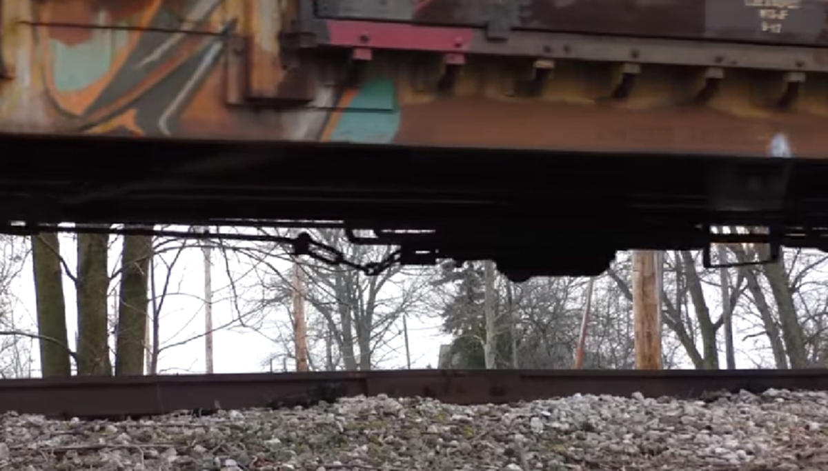 นับถือในความใจกล้าของคนขับ!! นี่รางรถไฟแห่งหนึ่งในสหรัฐฯ ที่ไม่ได้มีการปรับปรุงมากว่า 50 ปี จะน่ากลัวขนาดไหน (ชมคลิป)