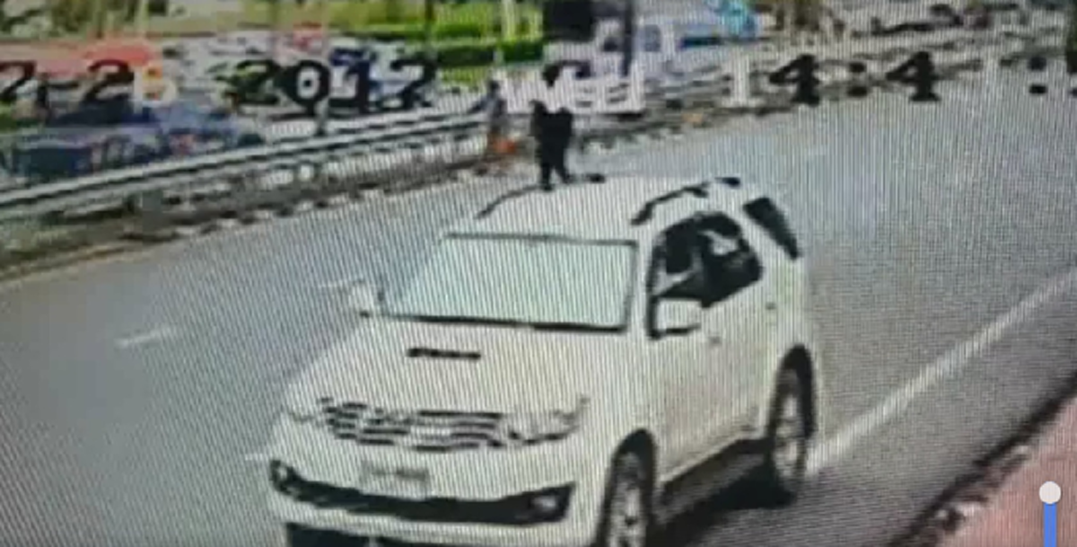 ดูไว้ซะพวกรวยแต่ไม่มีความคิด!! "เสี่ยฟอร์จูนเนอร์"จอดรถด่วนกระทันหัน?? เห็นยายแก่ๆเดินข้างถนน..แต่เขากลับทำสิ่งที่สุดเหลือเชื่อ!!โซเชียลแห่แ