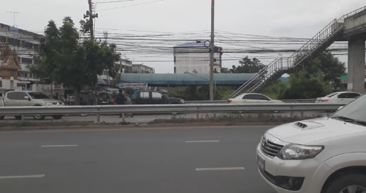 ดูไว้ซะพวกรวยแต่ไม่มีความคิด!! "เสี่ยฟอร์จูนเนอร์"จอดรถด่วนกระทันหัน?? เห็นยายแก่ๆเดินข้างถนน..แต่เขากลับทำสิ่งที่สุดเหลือเชื่อ!!โซเชียลแห่แ