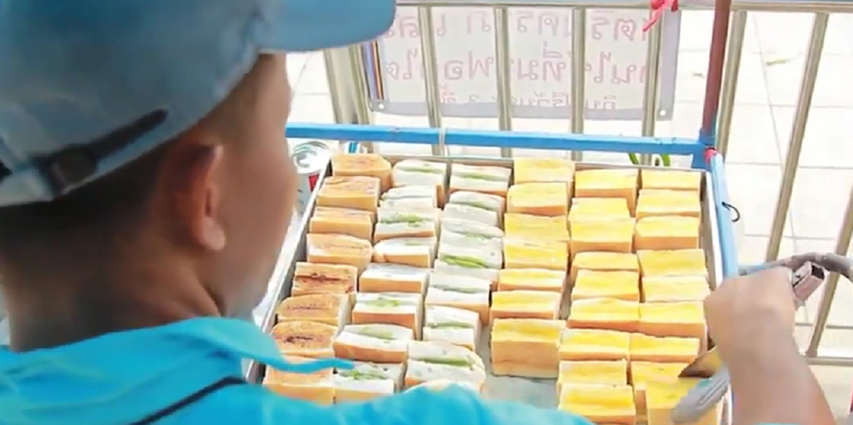 คนแบบนี้ที่สังคมต้องการ!! พ่อค้าหัวใจเทวดา แจกขนมปัง ให้คนแก่ สตรีมีครรภ์ และผู้ที่ผู้พิการมารับฟรีกันไปเลย