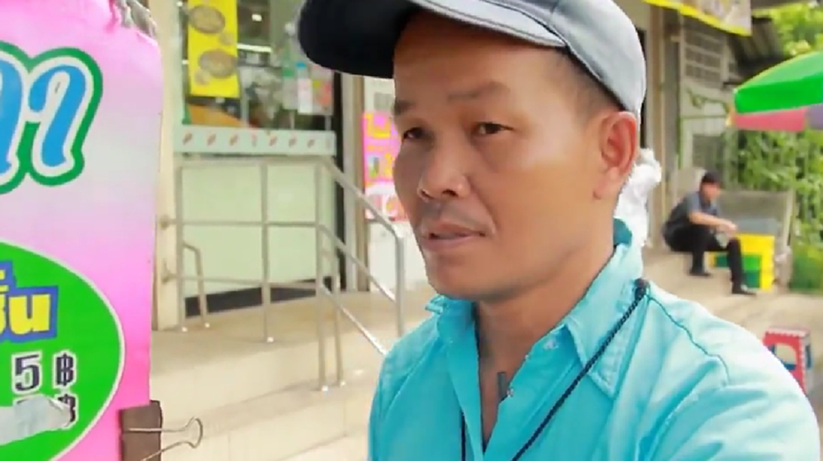 คนแบบนี้ที่สังคมต้องการ!! พ่อค้าหัวใจเทวดา แจกขนมปัง ให้คนแก่ สตรีมีครรภ์ และผู้ที่ผู้พิการมารับฟรีกันไปเลย