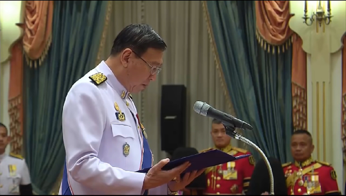 ยังแข็งแรงดี "พล.อ.เปรม" รัฐบุรุษ 2 แผ่นดิน ยืนทำความเคารพขบวนเสด็จ ร.10 ร่วมครึ่งชม. (เจอดี-มีคลิป)