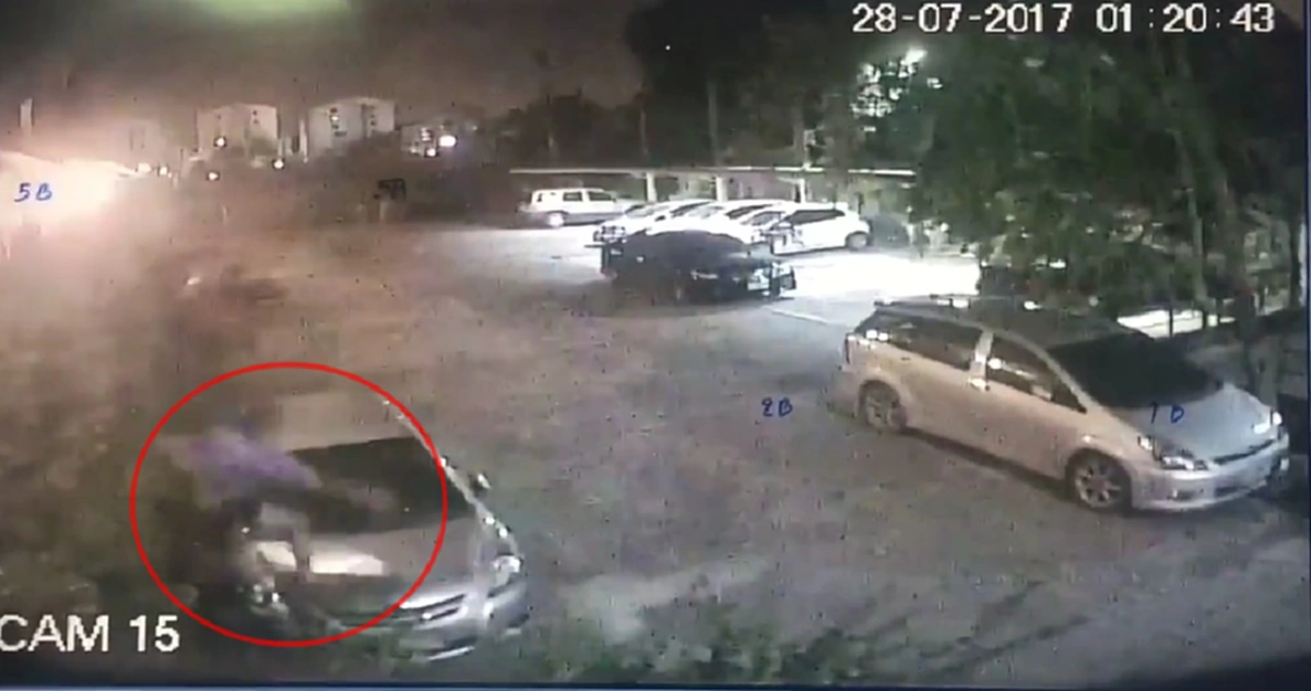 คิดว่าตัวเองเป็นสไปเดอร์แมน?? หนุ่มงงตื่นมาพบรถบุบ เปิดกล้องวงจรดู รู้สาเหตุแทบอยากด่ากราด ดีไม่อยู่เป็นผีเฝ้ารถ (คลิป)