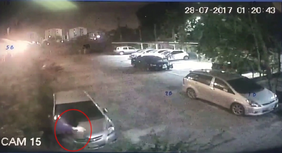 คิดว่าตัวเองเป็นสไปเดอร์แมน?? หนุ่มงงตื่นมาพบรถบุบ เปิดกล้องวงจรดู รู้สาเหตุแทบอยากด่ากราด ดีไม่อยู่เป็นผีเฝ้ารถ (คลิป)