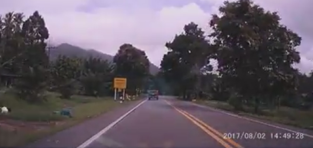 ชนสนั่นทุ่ง!! วินาทีพังยับ..กะบะเบรคกะทันหัน รถคันหลังเบรกไม่ทันชนท้าย พังยับ (เจอดี-มีคลิป)