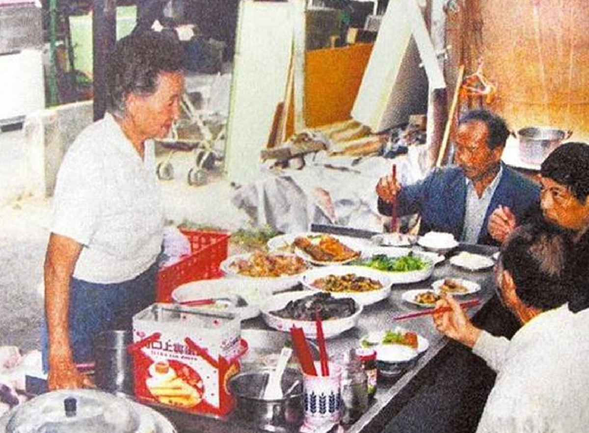 สุดซึ้งประทับใจ!!! อาม่ายอมขายอาหาร "ขาดทุน" เป็นเวลา 55 ปี จนเป็นหนี้ 2.5 ล้าน หลังเสียชีวิตคนมาร่วมงานกว่า 2,000 #บทความดีๆที่ทุกคนควรอ่าน