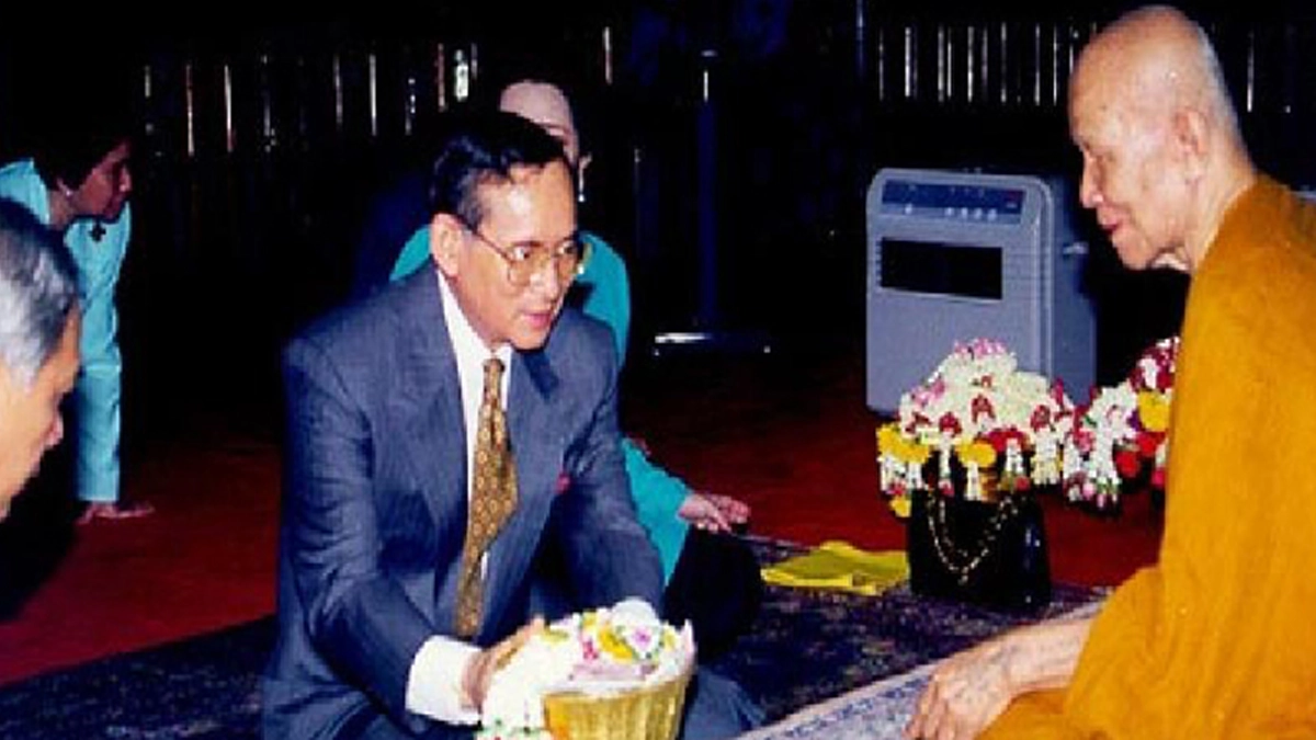 ในหลวง ร.๙ ทรงพระราชปุจฉาวิสัชนาธรรมในครั้งที่ได้ไปนิมนต์หลวงตามหาบัวว่า“สาวกภูมิ”และ“พุทธภูมิ”แตกต่างกันอย่างไร? ในนี้มีคำตอบของหลวงตา