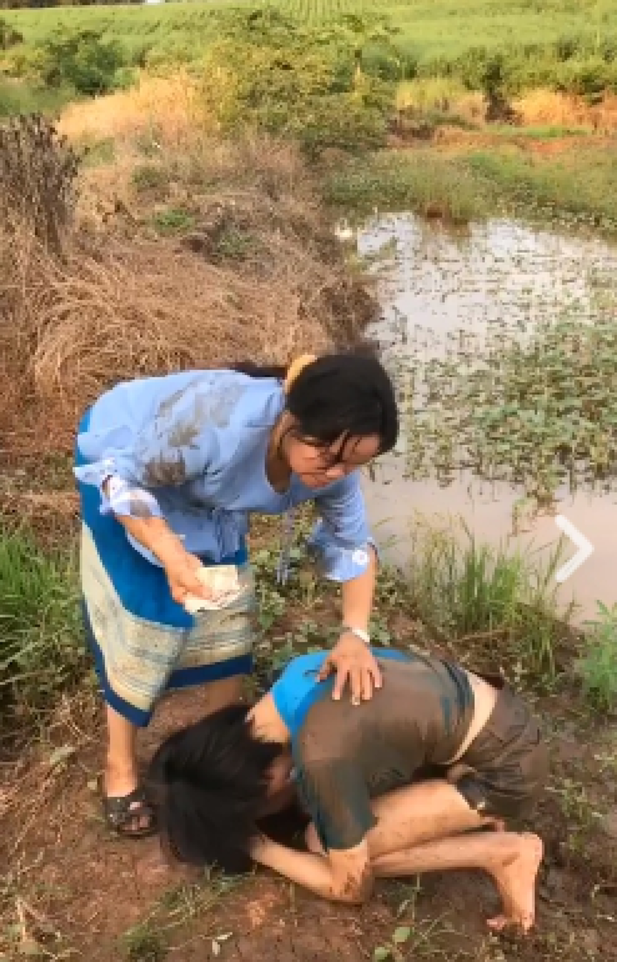 แห่ดูเป็นล้าน?? ลูกชวนแม่อัดคลิปพาแม่แดนซ์รับวันแม่ ลีลาสุดพริ้วขนาดลูกยังอาย?? แต่ตอนจบทำเอาพีคหนัก!! โซเชียลร้องไห้ระงม!!?? (ชมคลิป)