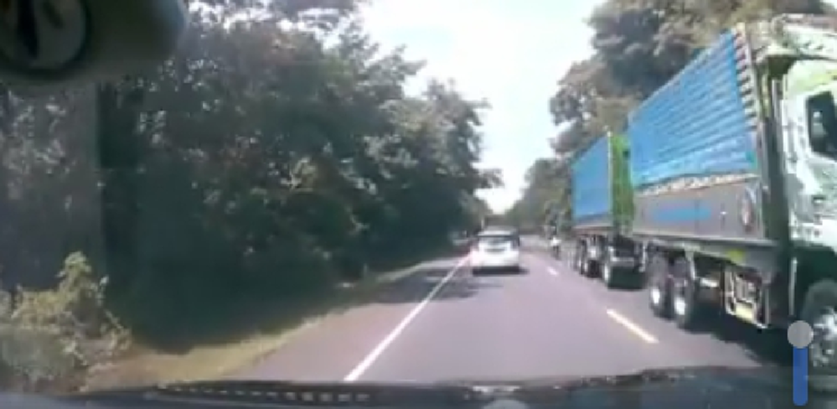 สงสัยไปชื้อใบขับขี่มา!! ยาริสสุดชุ่ย วิ่งแซงขวาไม่ดูตาม้าตาเรือ รถกระบะชนสนั่นเละกลางถนน??ชาวเน็ตแฉเห็นเลขทะเบียนชัด ช่วยกันกันแชร์ไล่ล่าตัว