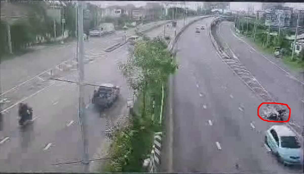 แล้งน้ำใจไร้จิดสำนึกเสียเหลือเกิน!! วินาทียาริสเบียดมอไซค์เสียหลักหน้าคว่ำไถลไปกับพื้นแบบไม่แยแส ชาวเน็ตวิจารณ์ยับ (เจอดี-มีคลิป)