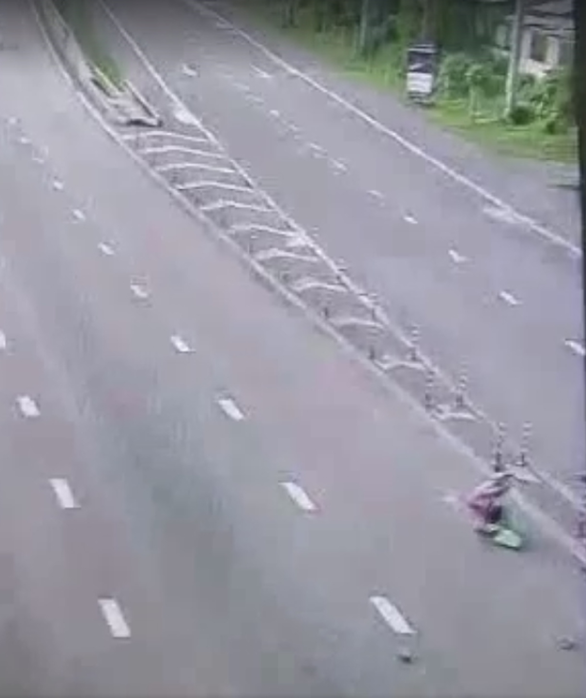 แล้งน้ำใจไร้จิดสำนึกเสียเหลือเกิน!! วินาทียาริสเบียดมอไซค์เสียหลักหน้าคว่ำไถลไปกับพื้นแบบไม่แยแส ชาวเน็ตวิจารณ์ยับ (เจอดี-มีคลิป)