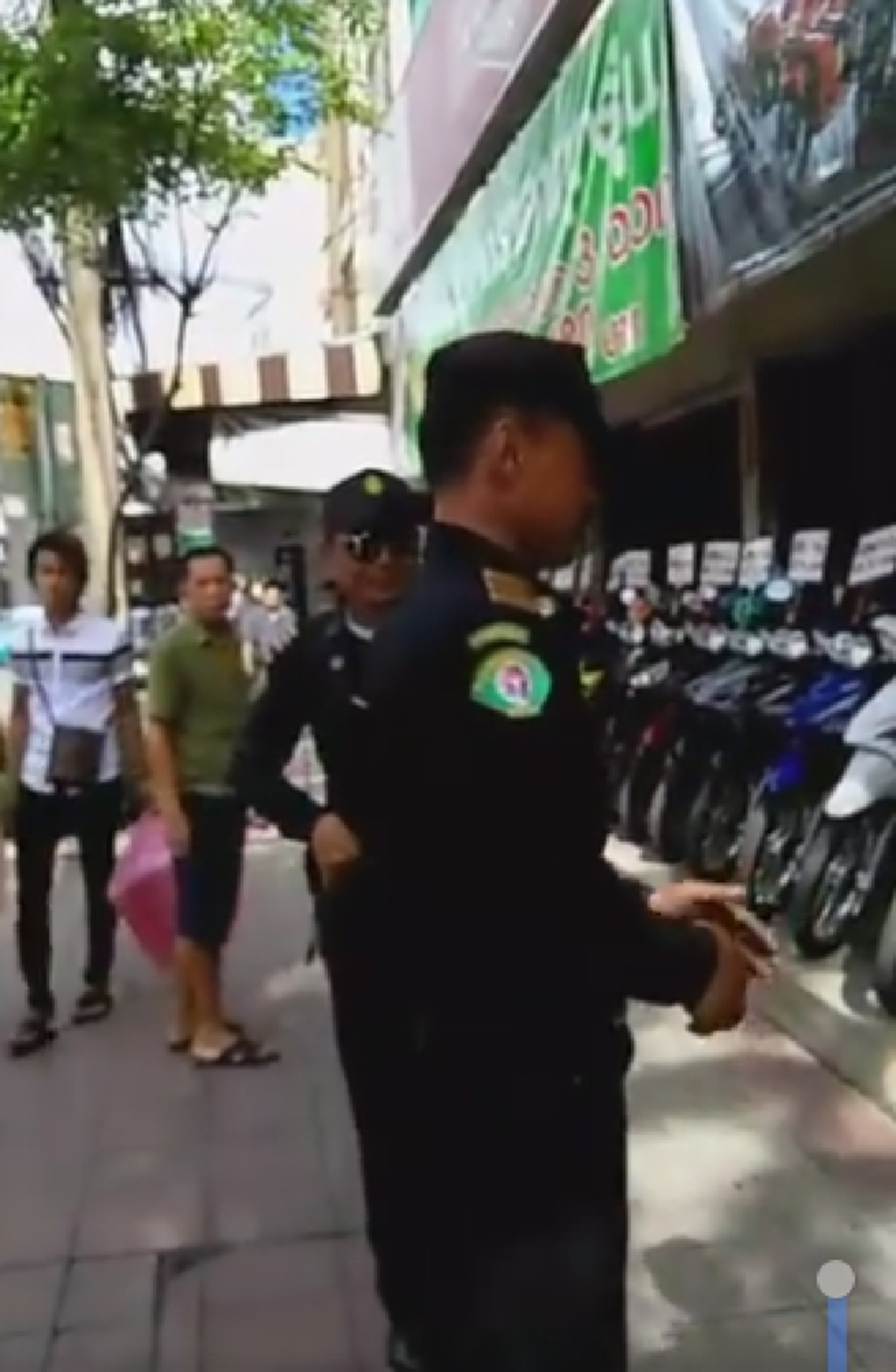 สองมาตรฐาน?? หนุ่มโวยยับ!! จอดรถบนทางเท้าไม่ถึง 5นาที ถูก"เทศกิจ" ยกรถออกไปดื้อๆ งานนี้ชาวเน็ตเสียงแตก รถร้านจอดเพียบ-กลับปล่อยหน้าตาเฉย??