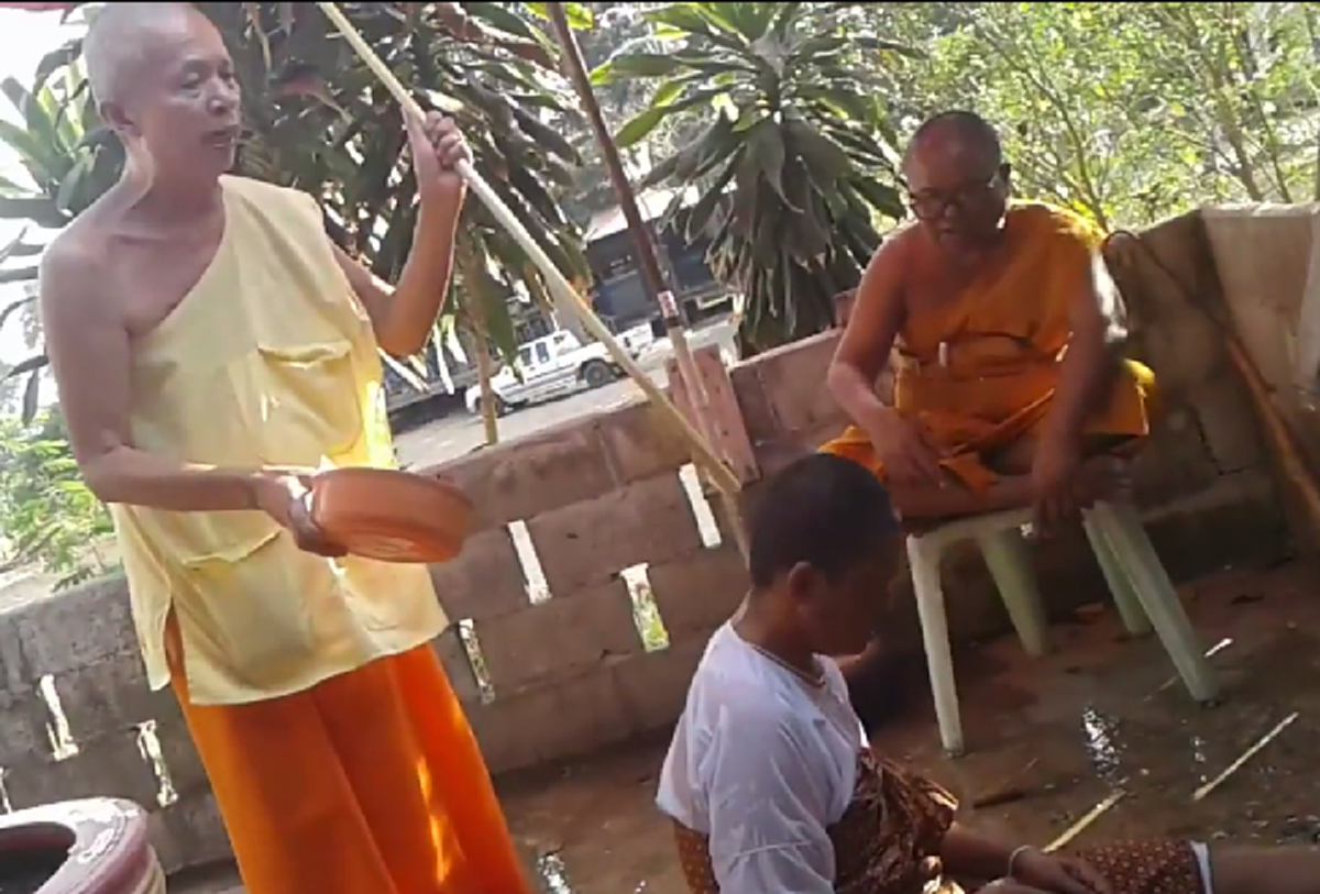 โปรดใช้วิจารณญาณ! แม่ชีกำลังนั่งสมาธิ จู่ๆมีอาการแปลกๆเหมือนกำลังคุยกับใครอยู่ตลอดเวลา หลวงพ่อเลยจับอาบน้ำมนต์เพราะเชื่อว่าโดนคุณไสย (คลิป)