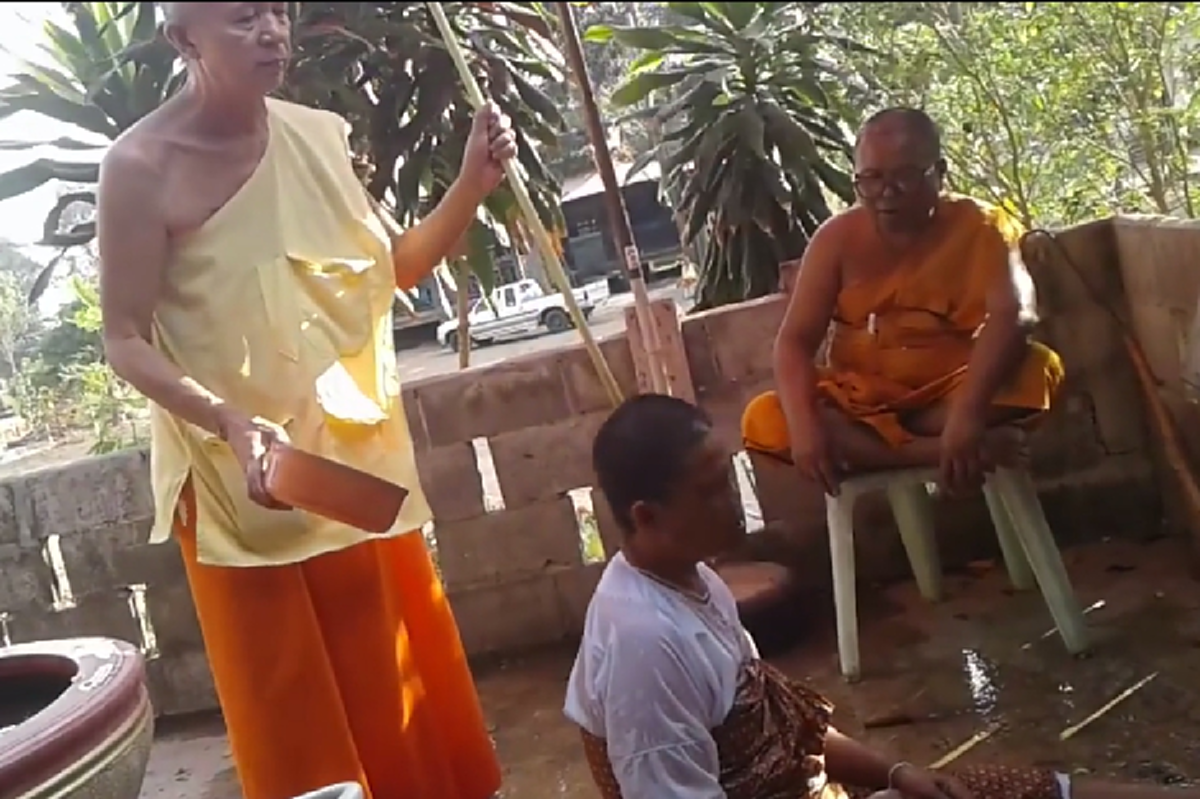 โปรดใช้วิจารณญาณ! แม่ชีกำลังนั่งสมาธิ จู่ๆมีอาการแปลกๆเหมือนกำลังคุยกับใครอยู่ตลอดเวลา หลวงพ่อเลยจับอาบน้ำมนต์เพราะเชื่อว่าโดนคุณไสย (คลิป)