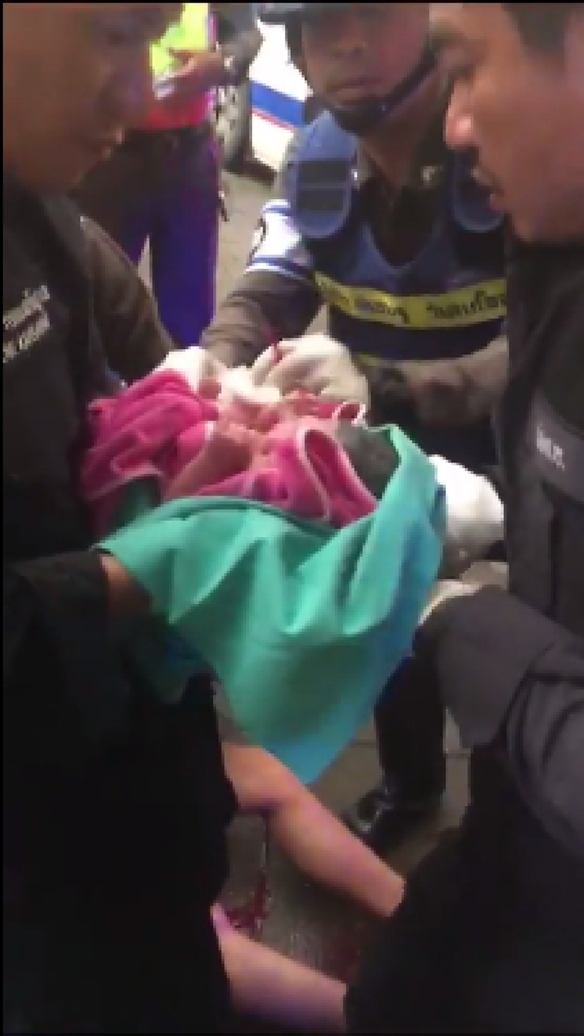 ตำรวจของพระราชา!! แห่ชื่นชมตำรวจจราจรโครงการพระราชดำริ ช่วยกันทำคลอดฉุกเฉินให้กับสาวชาวเมียนมาร์กลางถนน จนปลอดภัยทั้งแม่ทั้งลูก! (คลิป)