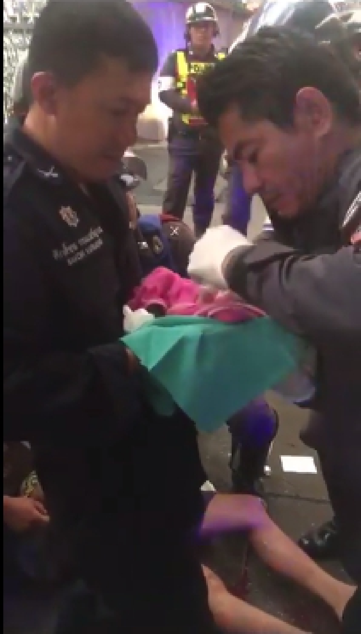 ตำรวจของพระราชา!! แห่ชื่นชมตำรวจจราจรโครงการพระราชดำริ ช่วยกันทำคลอดฉุกเฉินให้กับสาวชาวเมียนมาร์กลางถนน จนปลอดภัยทั้งแม่ทั้งลูก! (คลิป)