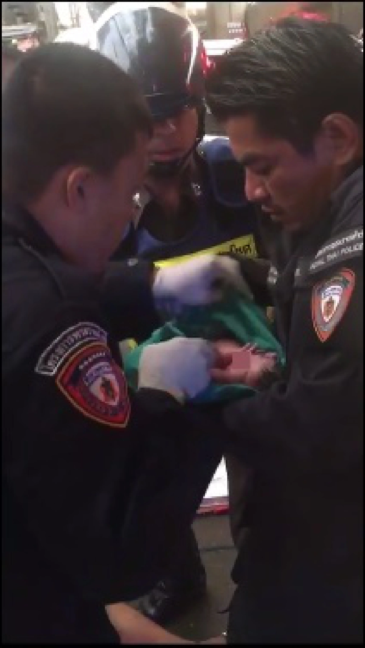 ตำรวจของพระราชา!! แห่ชื่นชมตำรวจจราจรโครงการพระราชดำริ ช่วยกันทำคลอดฉุกเฉินให้กับสาวชาวเมียนมาร์กลางถนน จนปลอดภัยทั้งแม่ทั้งลูก! (คลิป)