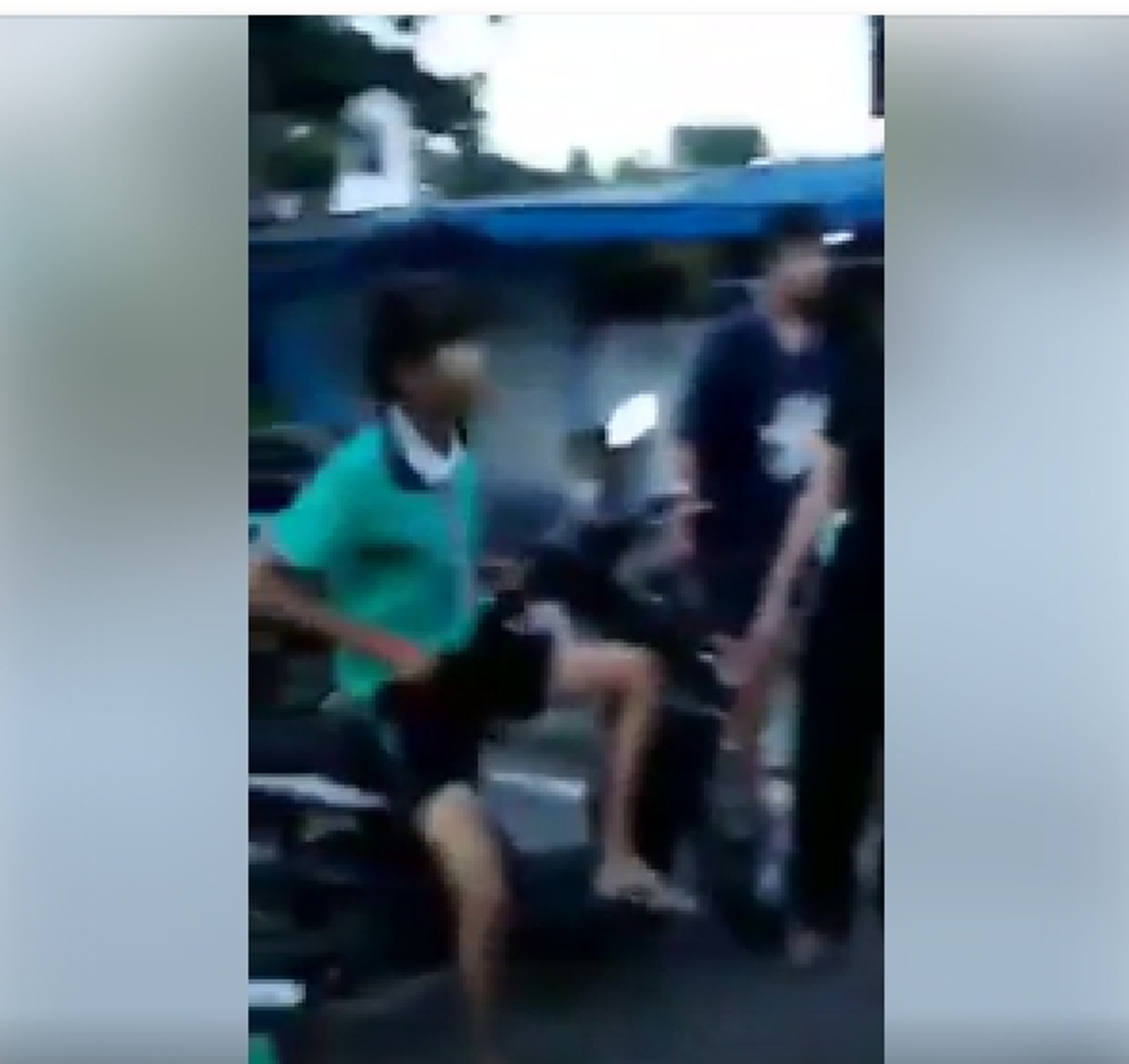สังคมไทยตอนนี้เป็นอะไรกันหมด !! นร.หญิงนัดตบกัน ทั้งที่มีผู้ใหญ่อยู่ด้วย ชาวเน็ต งงใจ ทำไมไม่ห้าม?? (เจอดี-มีคลิป)