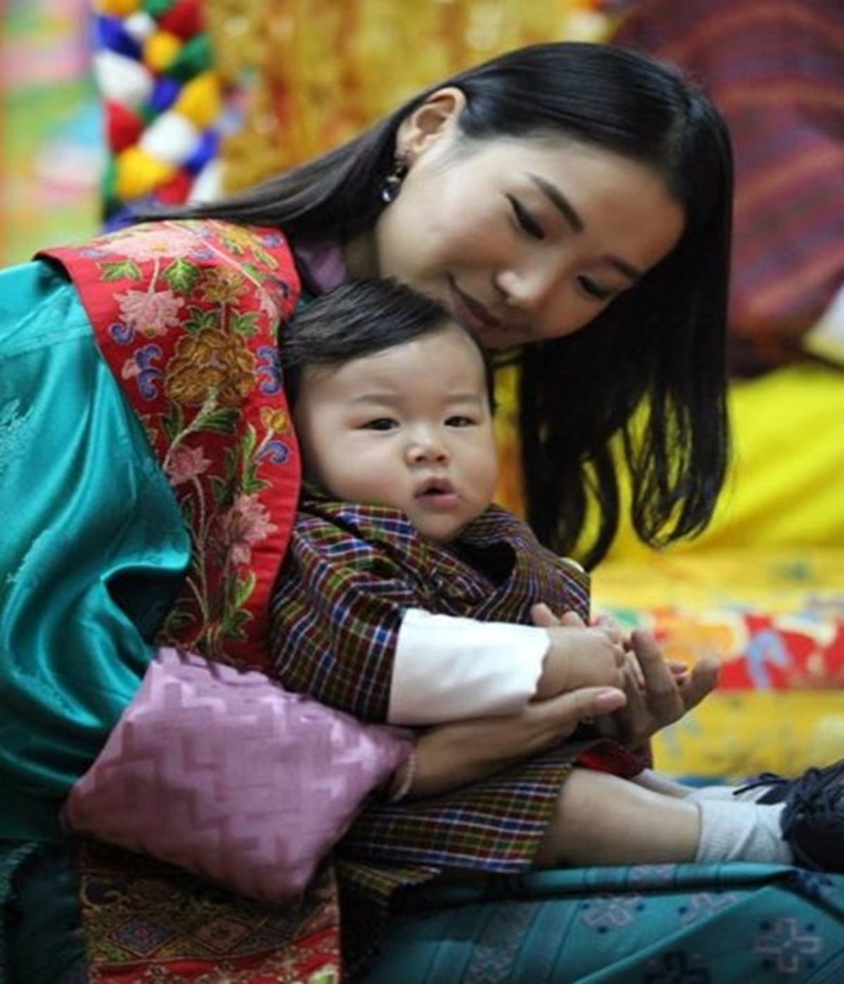 เปิดภาพปฏิทิน พระฉายาลักษณ์ของพระโอรสพระองค์น้อย "เจ้าชาย จิกมี นัมเกล วังชุก" แห่งภูฏาน ในพระราชอิริยาบถน่ารัก สดใส (ภาพชุด)