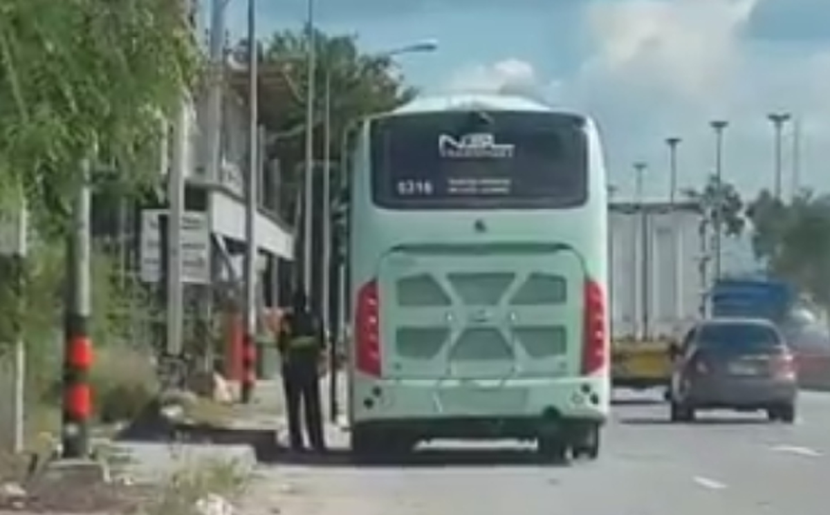 หนุ่มโพสต์คลิป ขับรถผ่าน เห็นเงาตะคุ่มๆ หลบในป่า?? เลยขับไปดูใกล้ๆ พอเห็นทำเอาช็อก!! ตำรวจลุยเดี่ยวดักเขียนใบสั่ง ยอมใจจริงๆคนเดียวก็ยังเอา