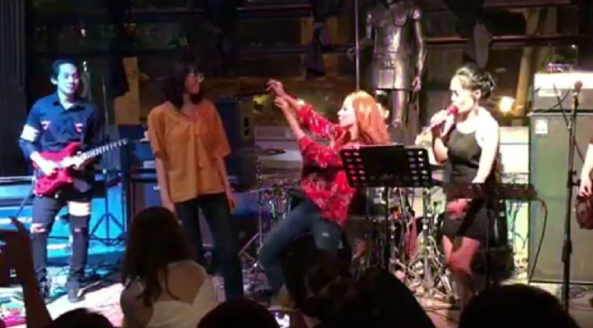 ลำไยหลบไป!! ใบเฟิร์น-พิมพ์ชนก โชว์สเต็ปสายย่อ เต้นยับเพลง ผู้สาวขาเลาะ ทำเอาคนในงานอึ้งไปเลย (คลิป)