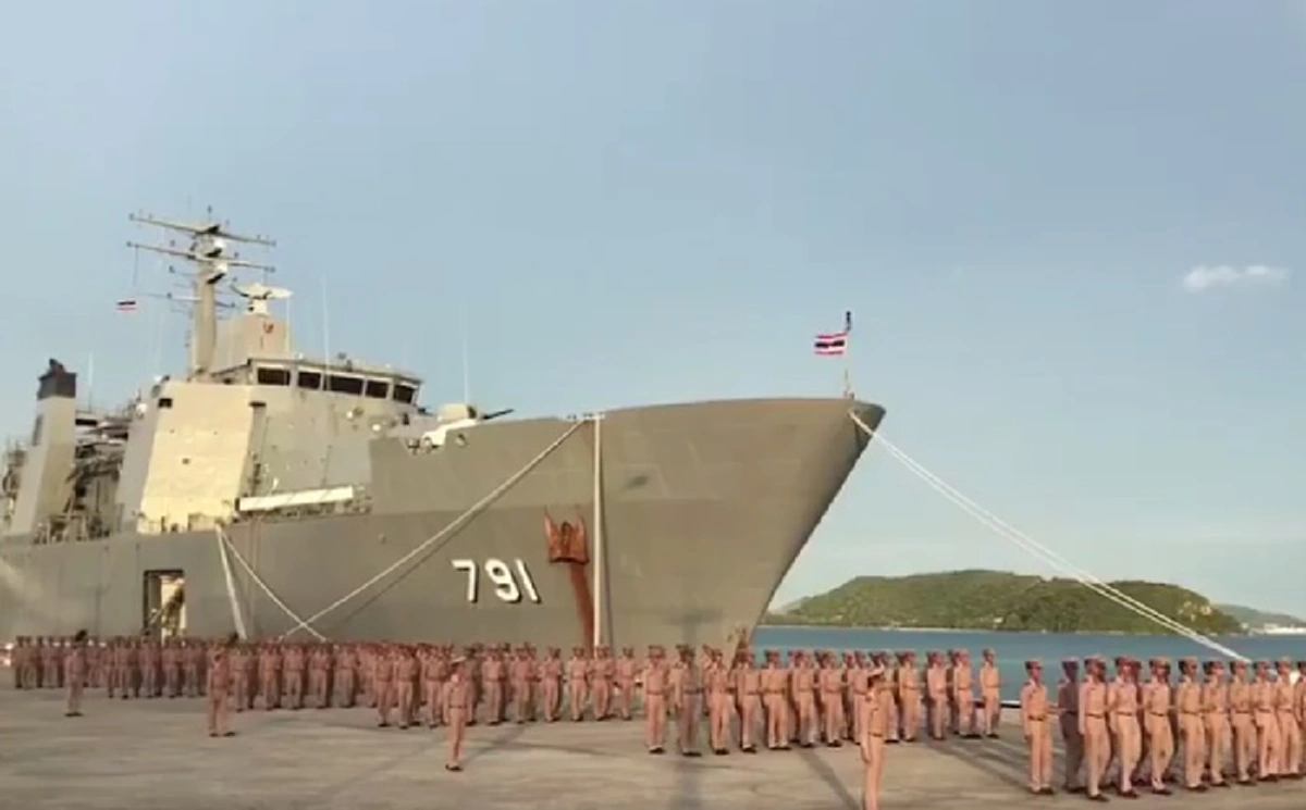โรงเรียนนายเรือ ฝึกซ้อมการเดินเปลี่ยนสูงของกองพันทหารนำที่ ๒ในริ้วขบวนพระบรมราชอิสริยยศ ในพระราชพิธีถวายพระเพลิงพระบรมศพ ในหลวง ร ๙ (คลิป)
