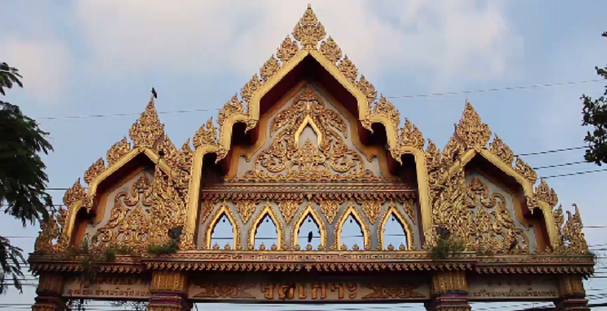 แปลกจริงหนอ!! รูปหล่อเกจิดังใส่แว่นเรแบนด์ เจ้าอาวาสเผยลูกศิษย์นำมาใส่ ชี้เป็นเอกลักษณ์ที่แสดงถึงตัวหลวงพ่อขณะมีท่านยังมีชีวิตอยู่