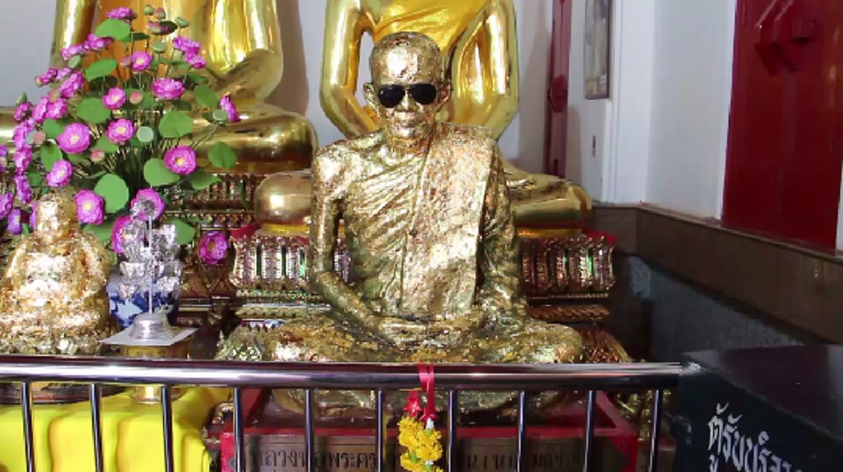 แปลกจริงหนอ!! รูปหล่อเกจิดังใส่แว่นเรแบนด์ เจ้าอาวาสเผยลูกศิษย์นำมาใส่ ชี้เป็นเอกลักษณ์ที่แสดงถึงตัวหลวงพ่อขณะมีท่านยังมีชีวิตอยู่