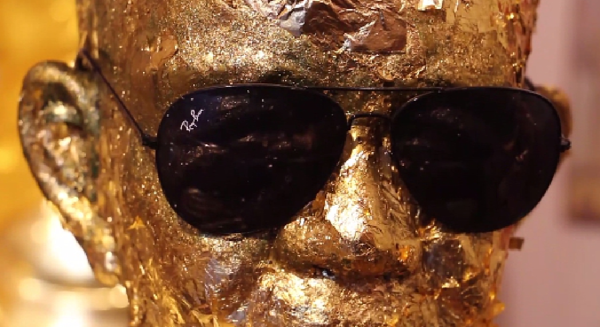 แปลกจริงหนอ!! รูปหล่อเกจิดังใส่แว่นเรแบนด์ เจ้าอาวาสเผยลูกศิษย์นำมาใส่ ชี้เป็นเอกลักษณ์ที่แสดงถึงตัวหลวงพ่อขณะมีท่านยังมีชีวิตอยู่