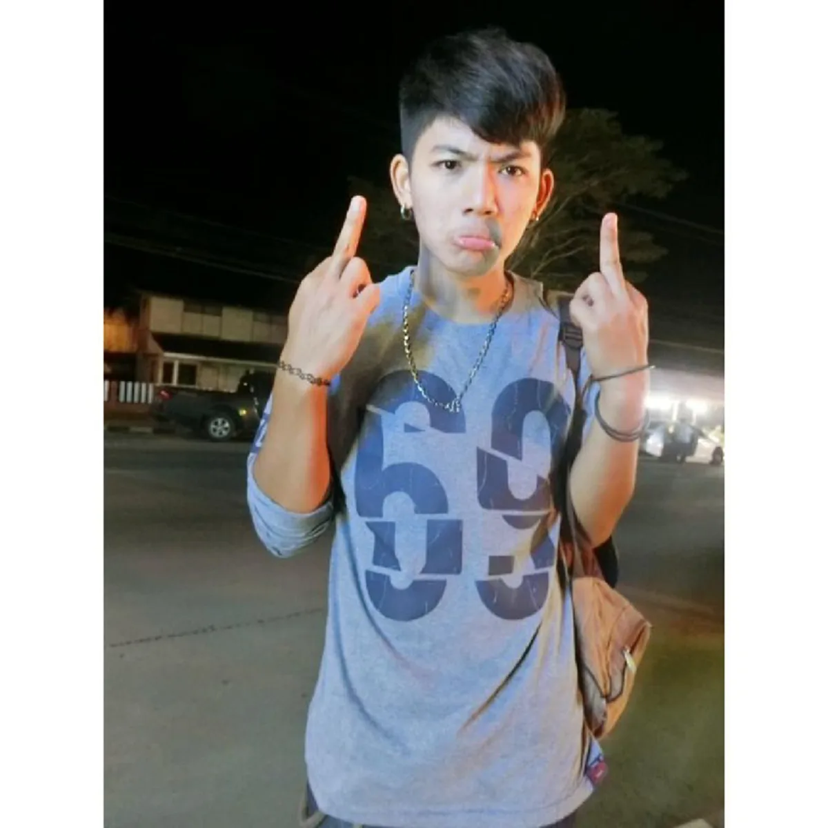 ***ชาวเน็ตแห่แชร์รัวๆ !! "พ่อค้าขายแมลงทอด" หล่อเวอร์ แซบจนอยากเหมากลับบ้าน งานนี้ทำเอาชะนีเก้งกวางถึงกับใจเต้นระรัว !? (คลิป)