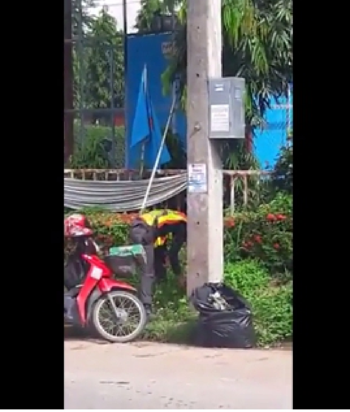 แชร์ไปให้โลกรู้!!! ว่าตำรวจน้ำดียังมีอีกเยอะ..เผยคลิปสุดประทับใจ "หมู่เคน" เก็บขยะ ไม่ใช่หน้าที่แต่อยู่ที่จิตสำนึก