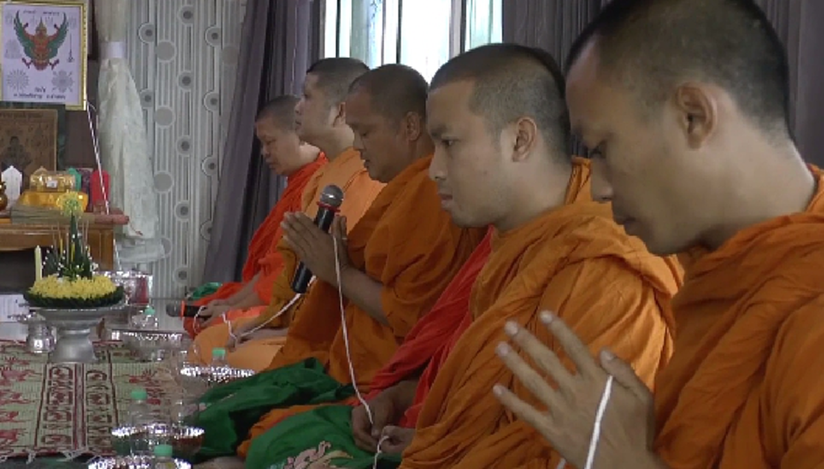 สายบุญฟังทางนี้!! ทำบุญกันแบบนี้เถอะ!! ทิ้งกระจาดโปรยทานล้านนาได้กุศลยิ่งใหญ่ แจกของกินของใช้กับคนที่ต้องการจริงๆ