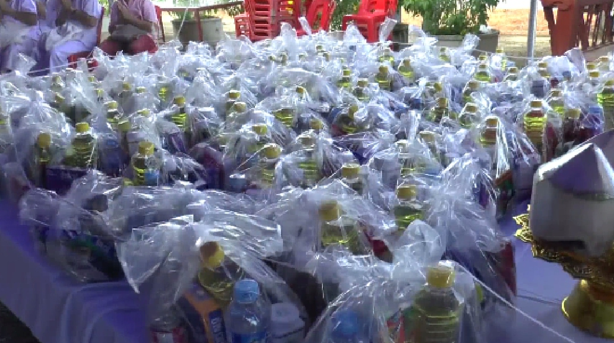 สายบุญฟังทางนี้!! ทำบุญกันแบบนี้เถอะ!! ทิ้งกระจาดโปรยทานล้านนาได้กุศลยิ่งใหญ่ แจกของกินของใช้กับคนที่ต้องการจริงๆ